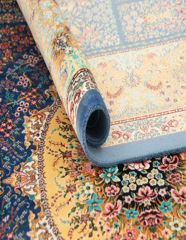 Detail image of 4' 9 x 7' 5 Ghom Design Rug