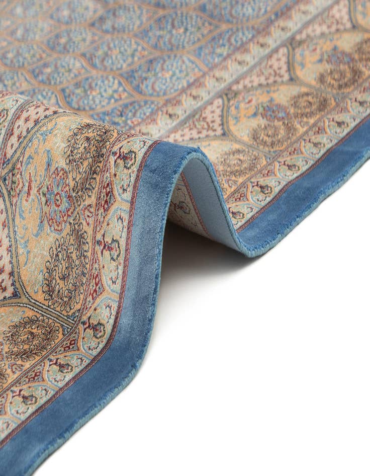 Detail image of 4' 10 x 7' 5 Ghom Design Rug