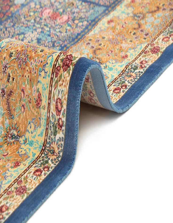 Detail image of 4' 10 x 7' 5 Ghom Design Rug