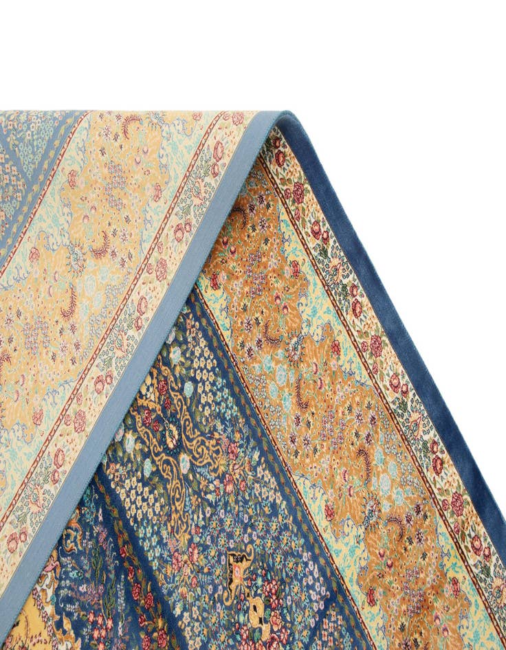 Detail image of 4' 10 x 7' 5 Ghom Design Rug