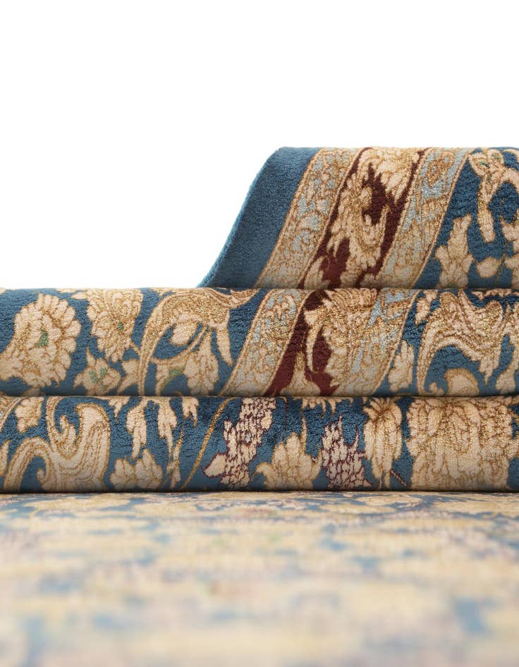 Detail image of 6' 8 x 9' 10 Ghom Design Rug