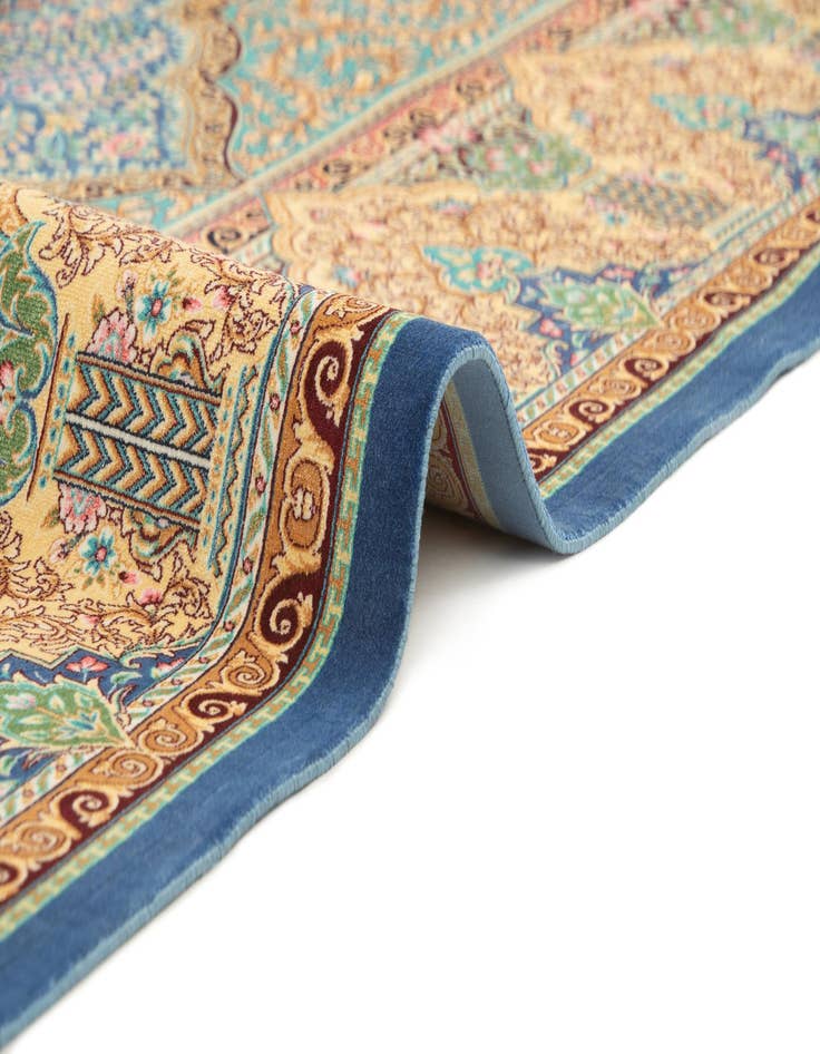 Detail image of 6' 6 x 9' 8 Ghom Design Rug