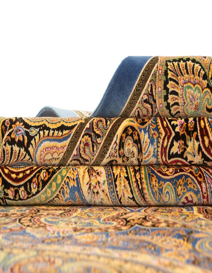 Detail image of 6' 6 x 9' 8 Ghom Design Rug