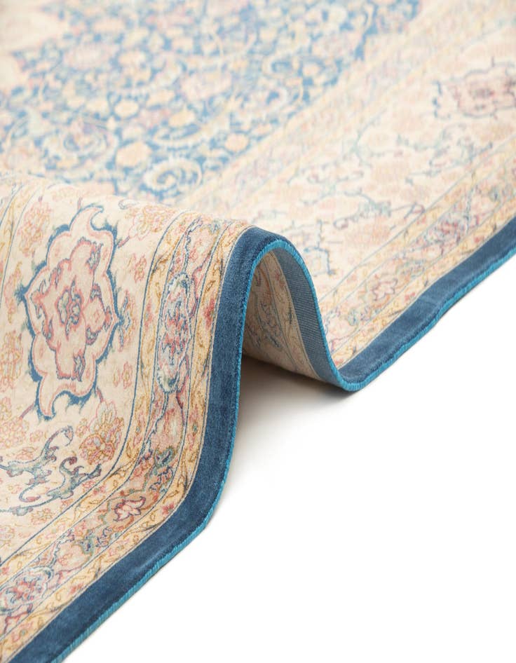 Detail image of 6' 3 x 9' 7 Ghom Design Rug