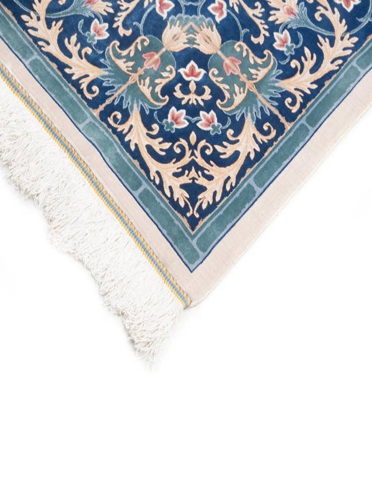 Detail image of 6' 7 x 9' 10 Ghom Design Rug