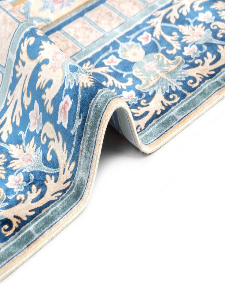 Detail image of 4' 11 x 7' 5 Ghom Design Rug