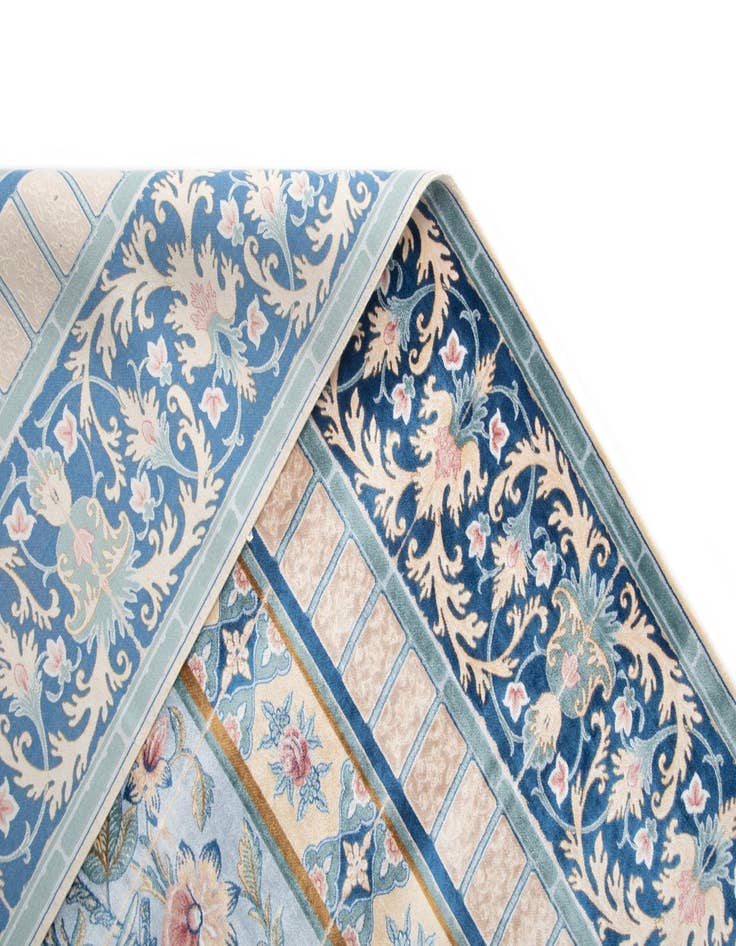 Detail image of 4' 11 x 7' 5 Ghom Design Rug