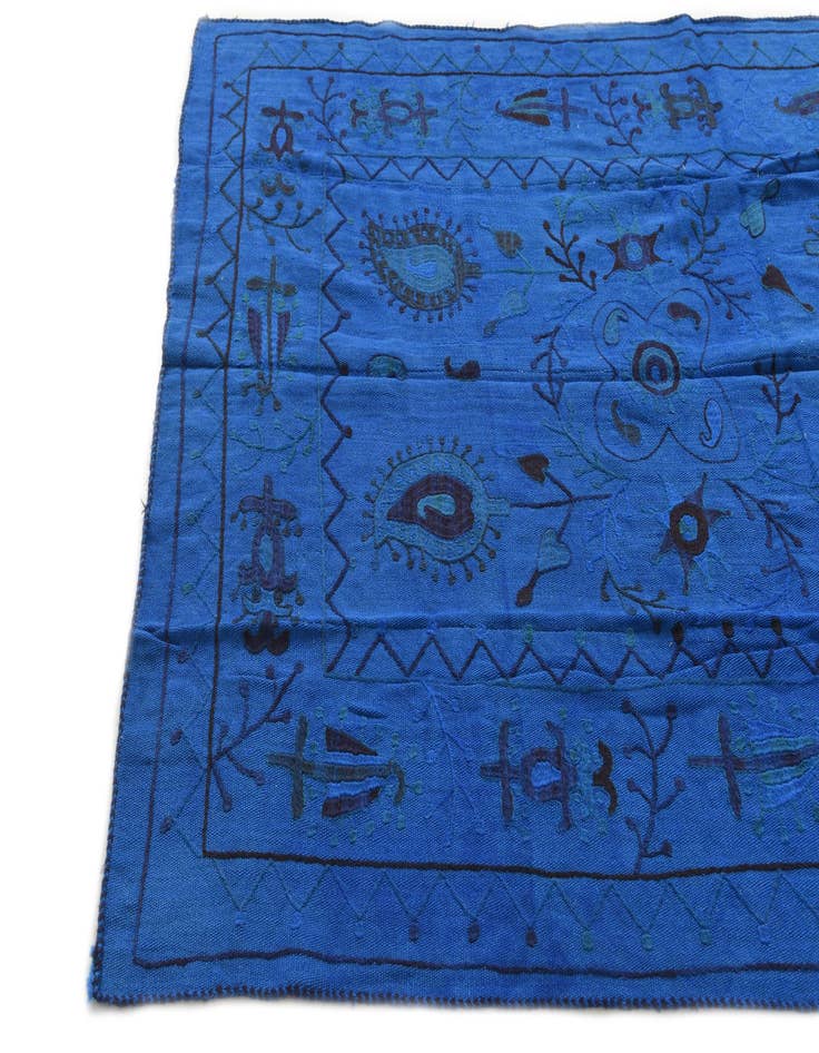 Detail image of 4' 10 x 6' 6  Hand Woven Kilim Suzani Wool Rug