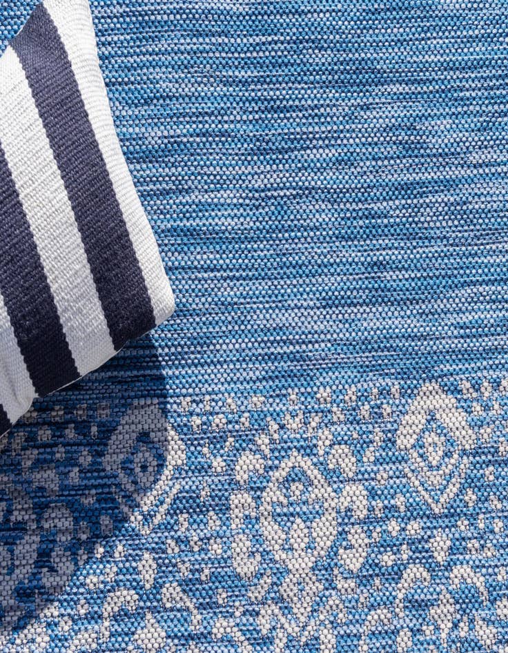 Detail image of 5' 3 x 8'  Washable Border Indoor / Outdoor Rug