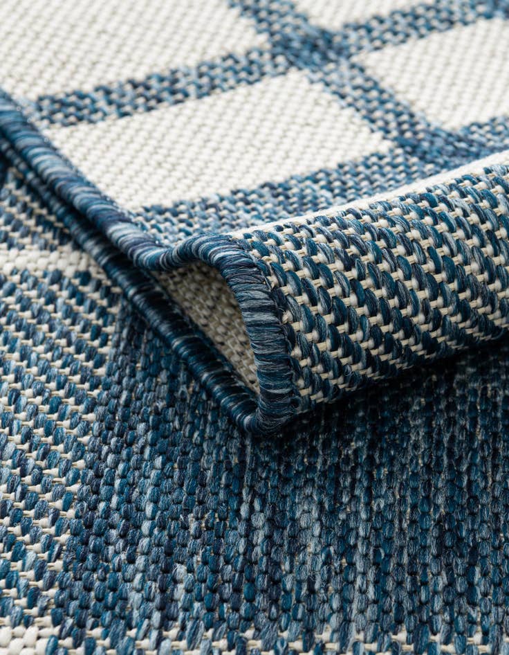 Detail image of 7' 10 x 10' Easy-Clean Checkered Indoor / Outdoor Rug