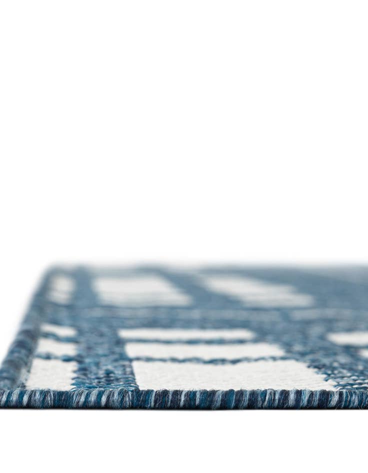Detail image of 4' x 6' Easy-Clean Checkered Indoor / Outdoor Rug