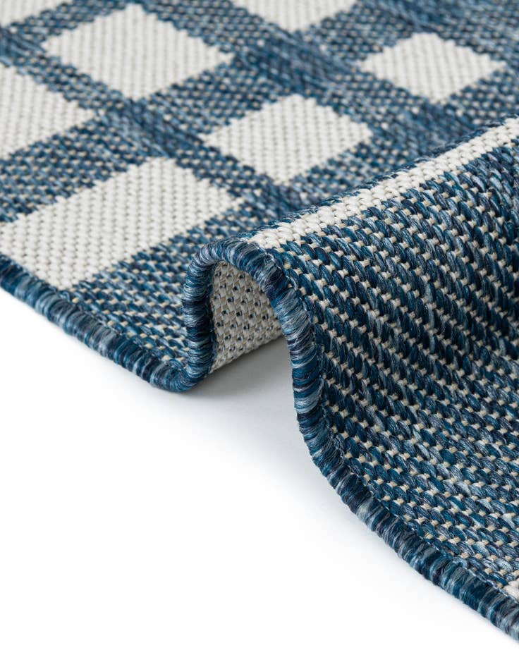 Detail image of 5' 3 x 7' Easy-Clean Checkered Indoor / Outdoor Rug