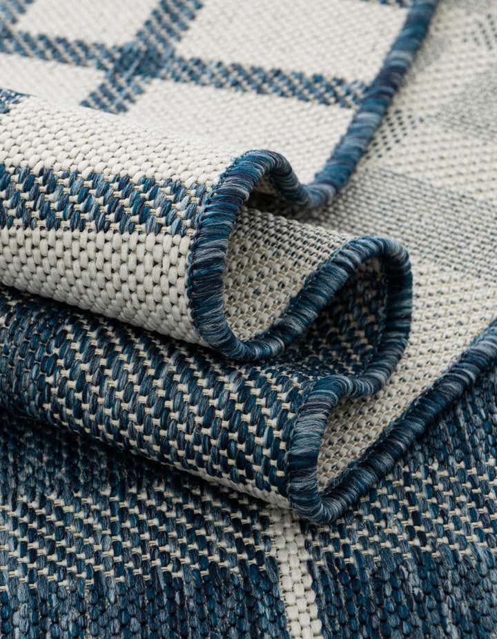7' 10 x 10' Easy-Clean Checkered Indoor / Outdoor Rug