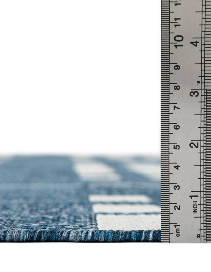 Detail image of 7' 10 x 10' Easy-Clean Checkered Indoor / Outdoor Rug