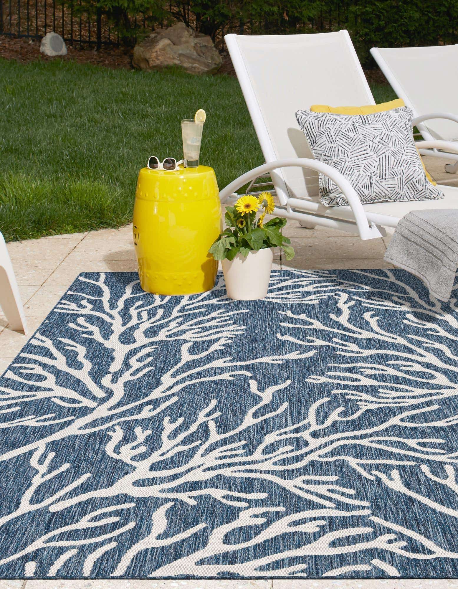 7' 10 x 10' Easy-Clean Coastal Indoor / Outdoor Rug