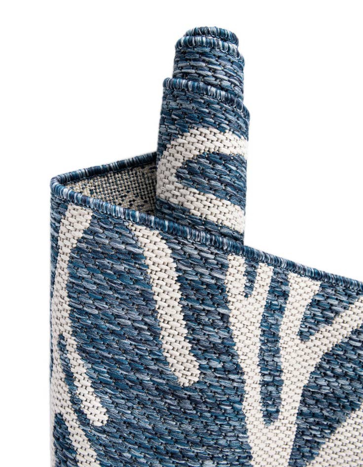 Detail image of 7' 10 x 10' Easy-Clean Coastal Indoor / Outdoor Rug