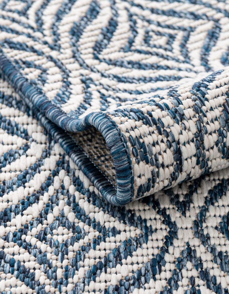 Detail image of 7' 10 x 11' Easy-Clean Lattice Indoor / Outdoor Rug