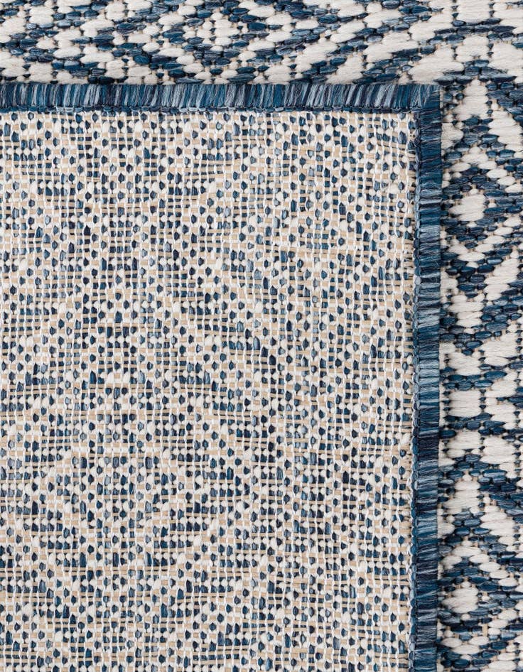Detail image of 7' 10 x 11' Easy-Clean Lattice Indoor / Outdoor Rug