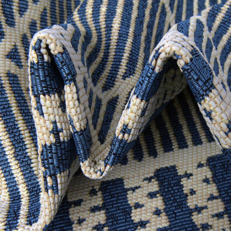 Detail image of 2' x 3' Easy-Clean Lattice Indoor / Outdoor Rug
