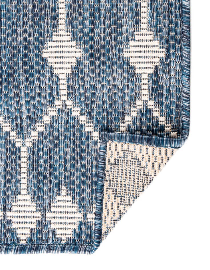 Detail image of 5' 3 x 8' Easy-Clean Lattice Indoor / Outdoor Rug