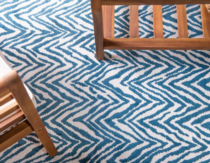 Detail image of 5' x 8' Easy-Clean Oasis Indoor / Outdoor Rug