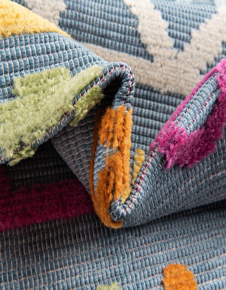 Detail image of 4' 7 x 7' 3  Washable  Indoor / Outdoor Rug