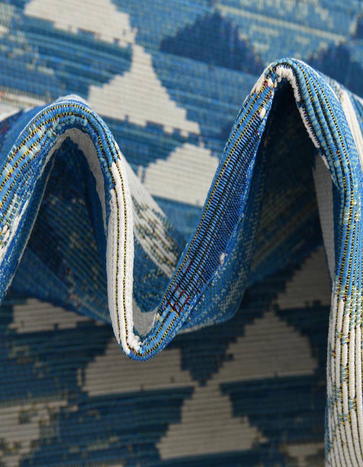 Detail image of 7' 10 x 10' Easy-Clean Southwestern Indoor / Outdoor Rug