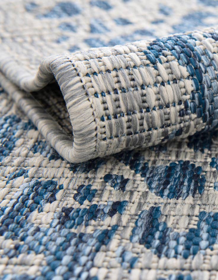 Detail image of 7' x 10'  Washable Traditional Indoor / Outdoor Rug