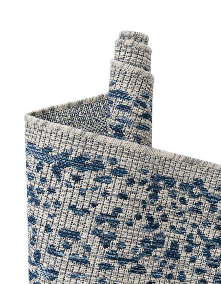 Detail image of 5' 3 x 8'  Washable Traditional Indoor / Outdoor Rug