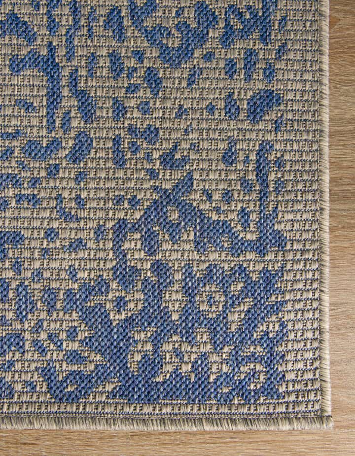 7' 10 x 11' Easy-Clean Traditional Indoor / Outdoor Rug