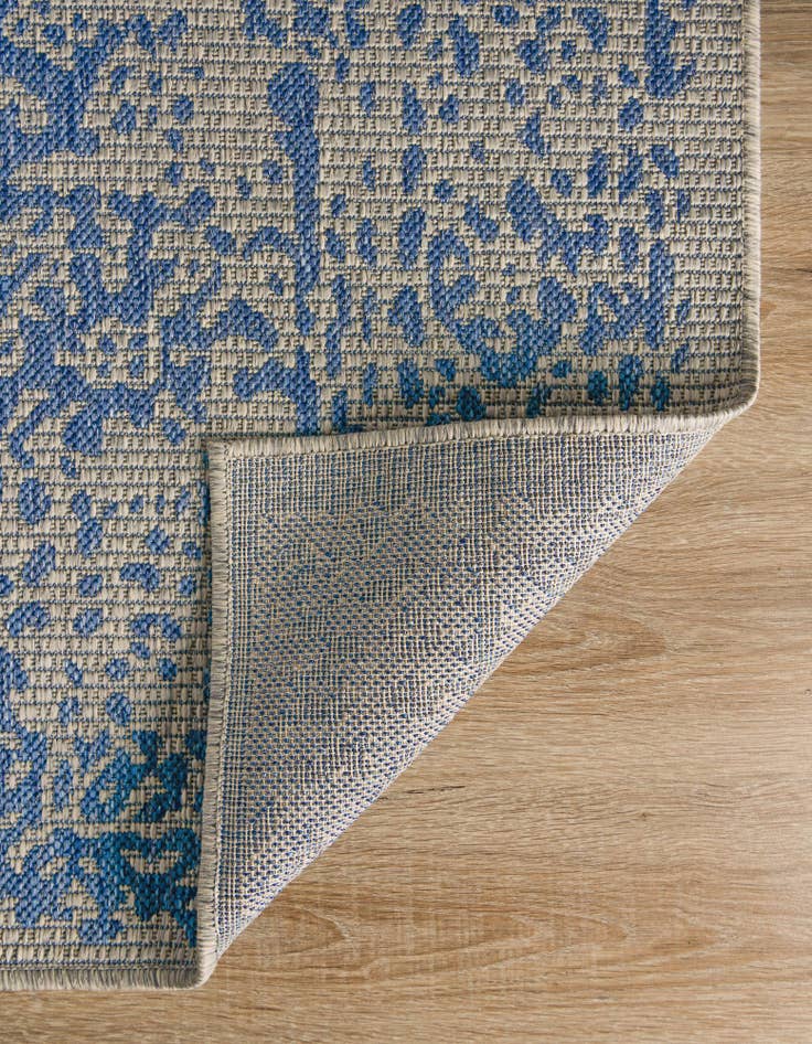 Detail image of 7' x 10' Easy-Clean Traditional Indoor / Outdoor Rug