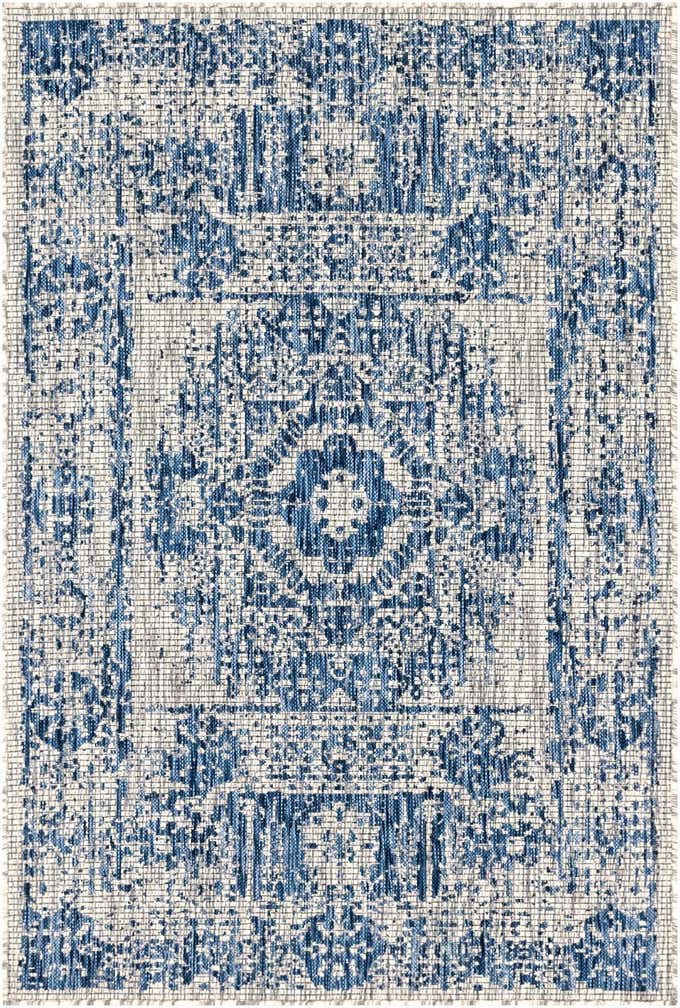 4' x 6' Easy-Clean Traditional Indoor / Outdoor Rug