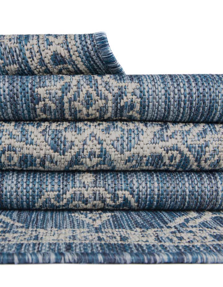 6' x 9' Easy-Clean Traditional Indoor / Outdoor Rug