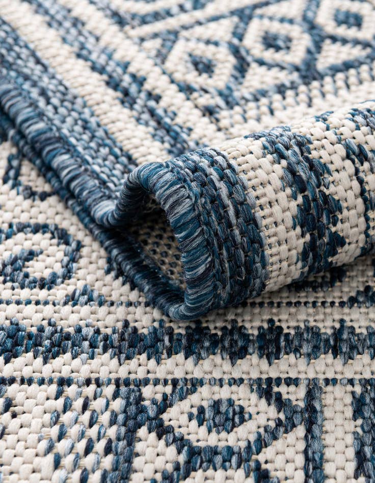 Detail image of 7' 10 x 10' Easy-Clean Traditional Indoor / Outdoor Rug