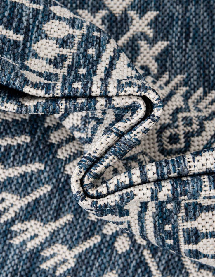 Detail image of 4' x 6'  Washable Traditional Indoor / Outdoor Rug