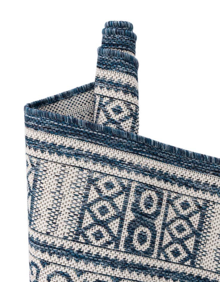 Detail image of 4' x 6'  Washable Traditional Indoor / Outdoor Rug