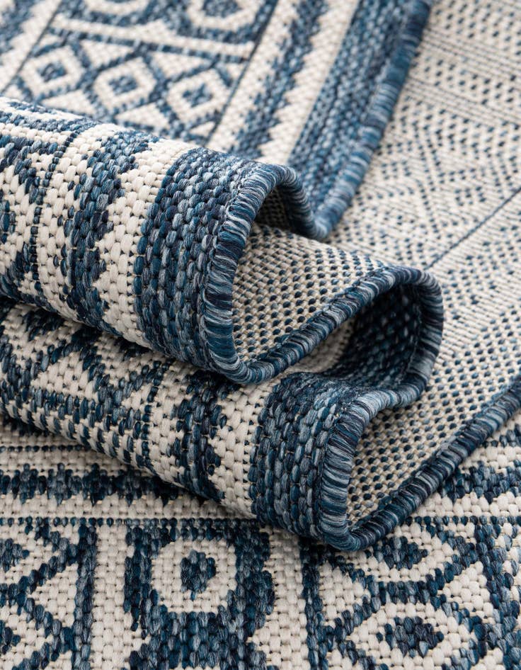 Detail image of 4' x 6'  Washable Traditional Indoor / Outdoor Rug
