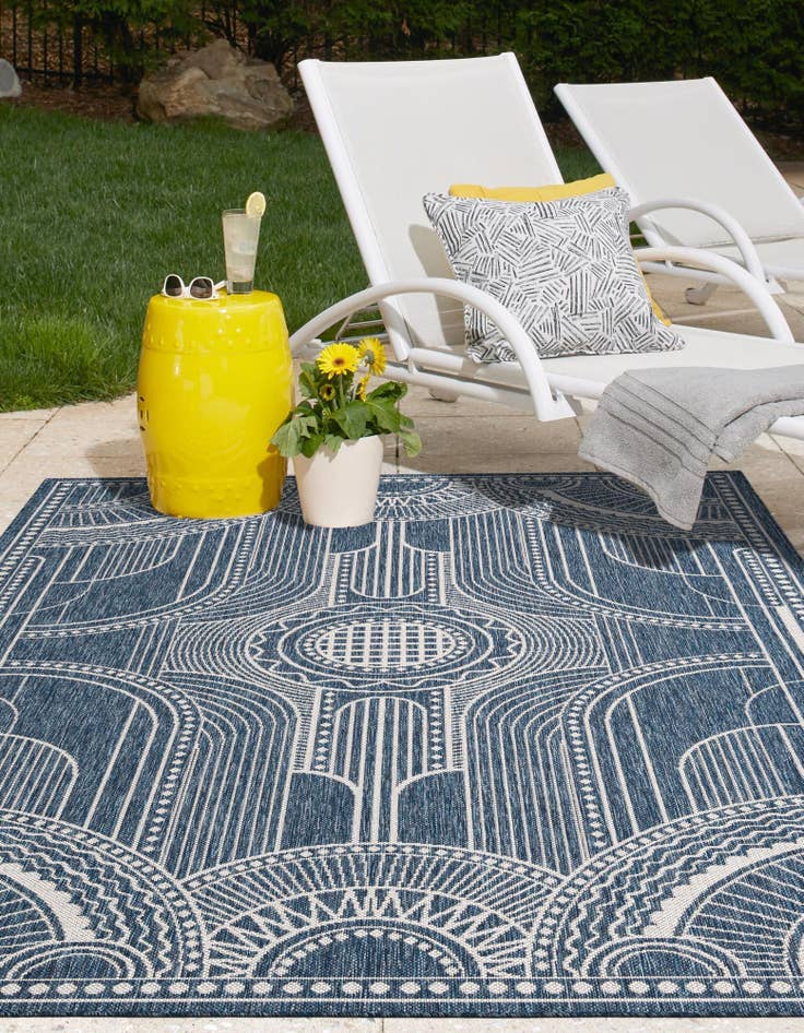 Detail image of 7' 10 x 10'  Washable Traditional Indoor / Outdoor Rug