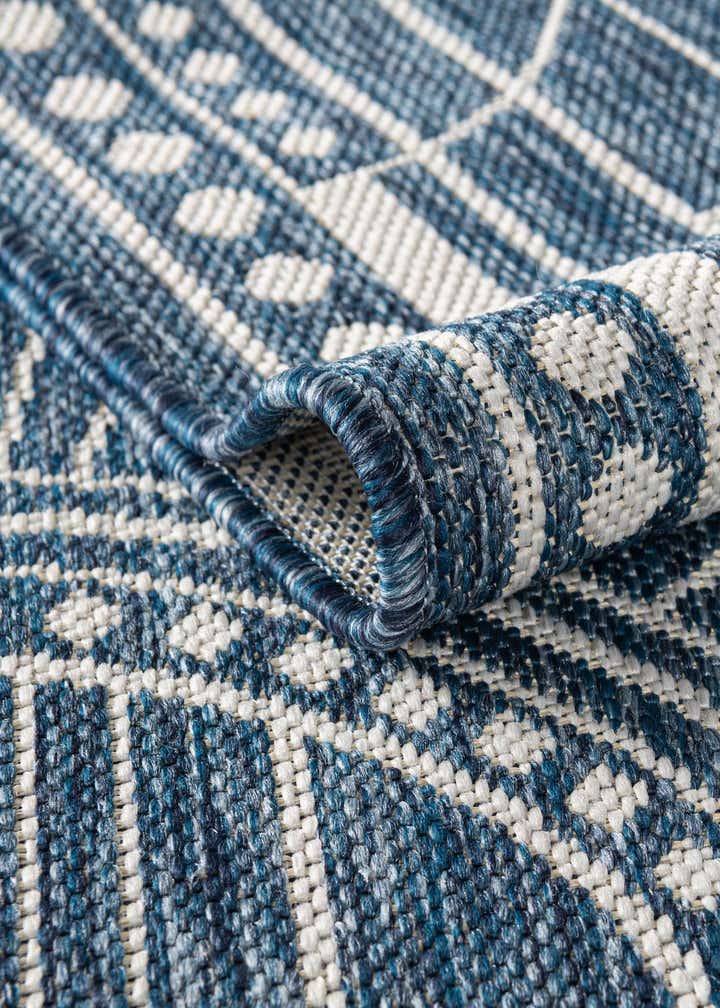 5' 3 x 8' Easy-Clean Traditional Indoor / Outdoor Rug