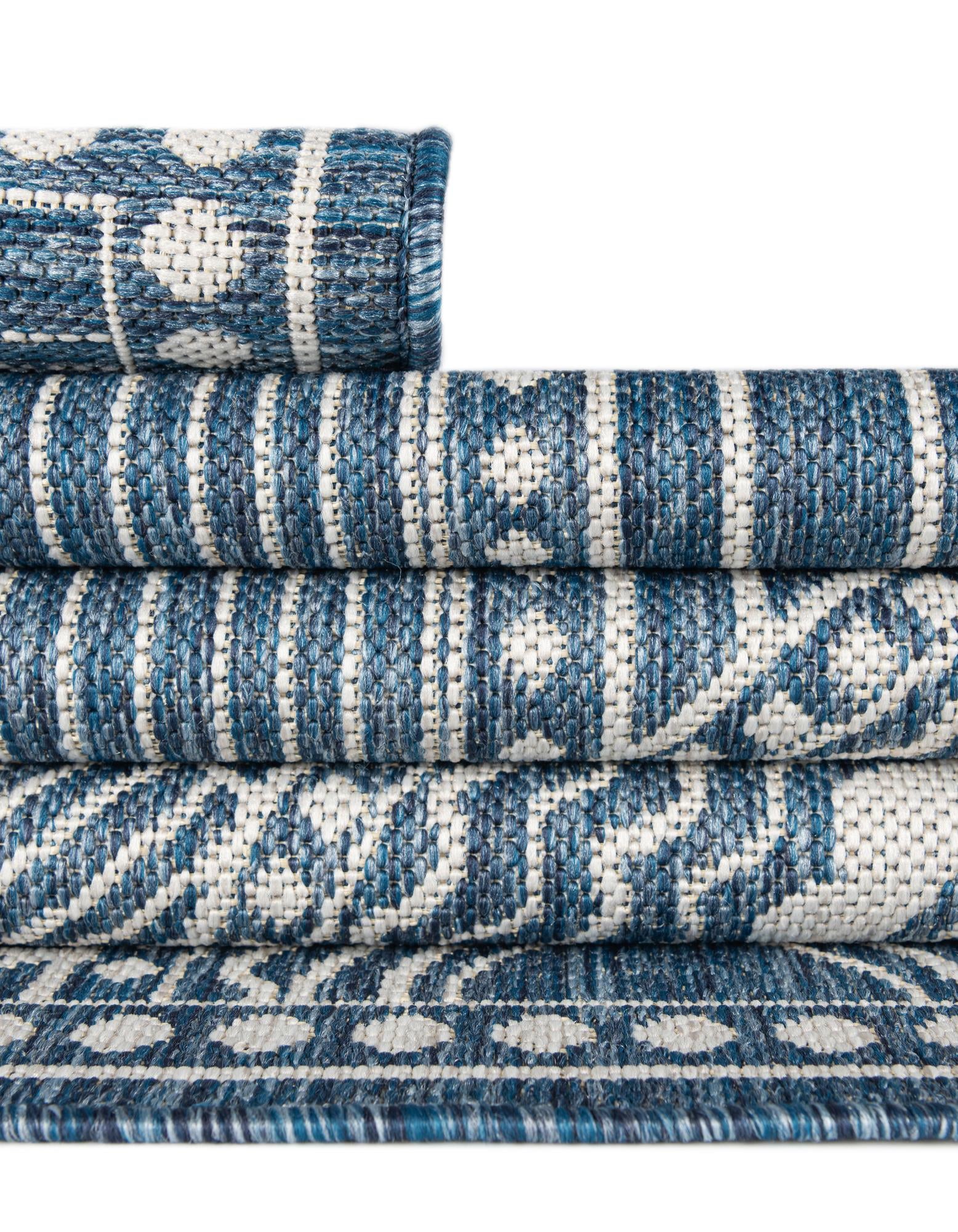 6' x 9' Easy-Clean Traditional Indoor / Outdoor Rug