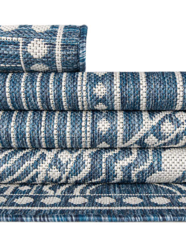 6' x 9' Easy-Clean Traditional Indoor / Outdoor Rug