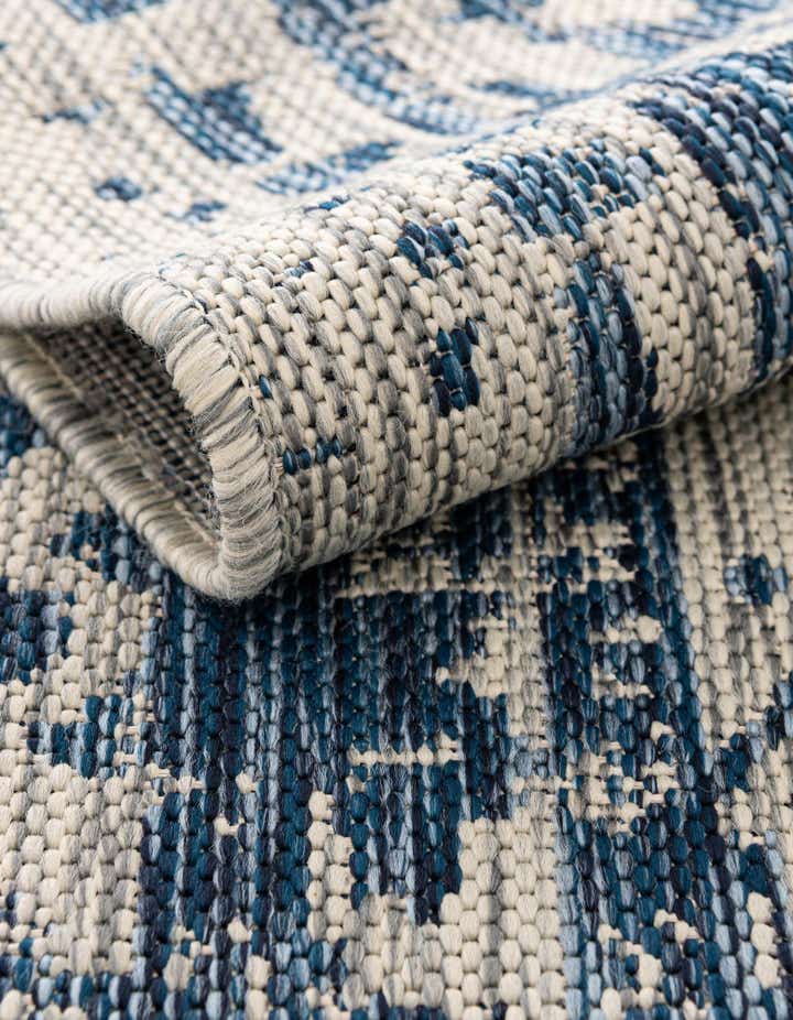 5' 3 x 8' Easy-Clean Traditional Indoor / Outdoor Rug