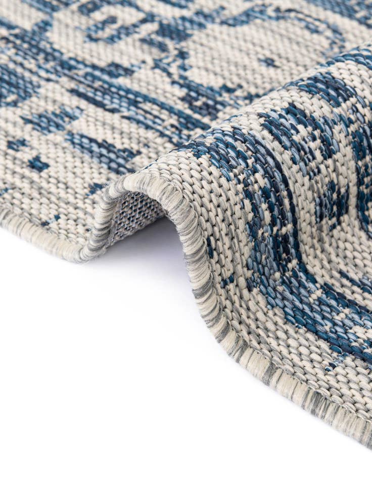 Detail image of 7' 10 x 10'  Washable Traditional Indoor / Outdoor Rug