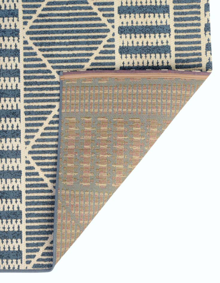 Detail image of 5' 3 x 8' Easy-Clean Trellis Indoor / Outdoor Rug