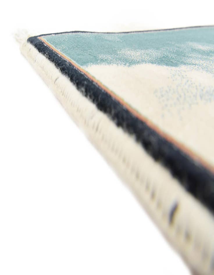 Detail image of 2' 6 x 3' 4 Pictorial Rug