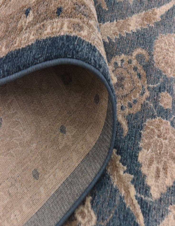 Detail image of 8' x 11' 2 Vienna Rug