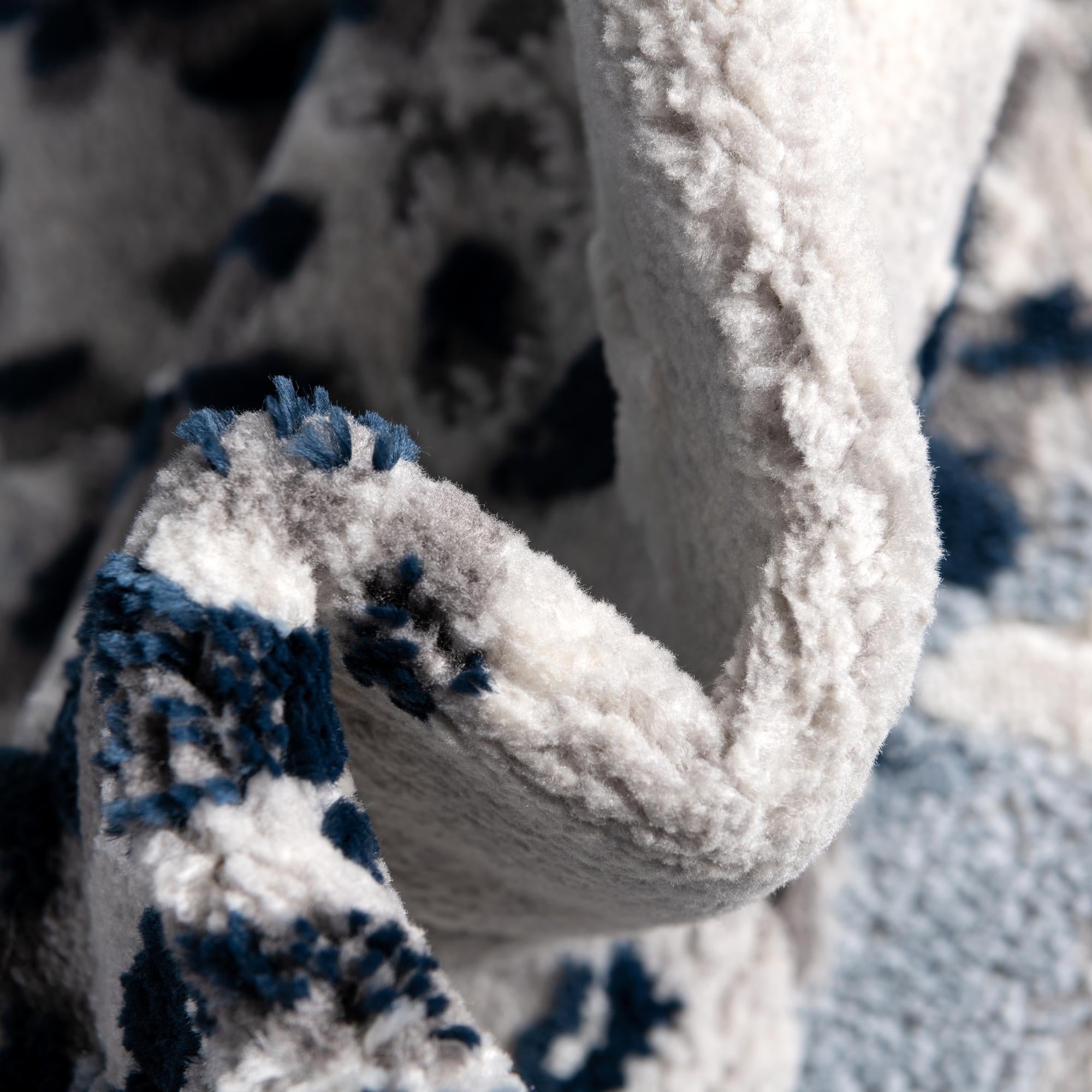 7' 10 x 10' Vince Camuto Rug