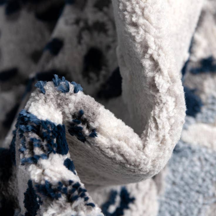Detail image of 7' 10 x 10' Vince Camuto Rug