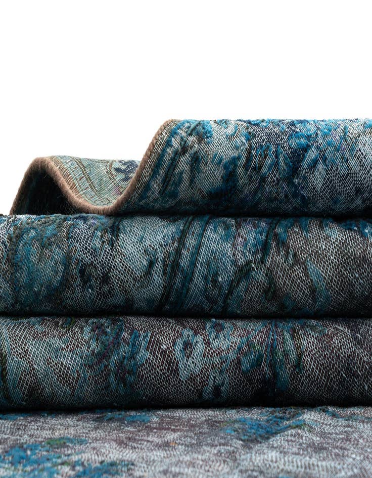 Detail image of 6' 11 x 9' 11 Vintage Royal Wool Rug