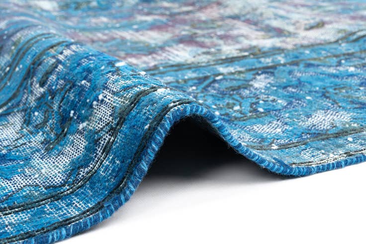 Detail image of 6' 9 x 10' 2 Vintage Royal Wool Rug